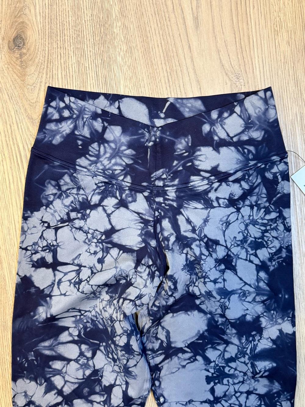 High-Rise Tie-Dye Leggings in Navy and Gray - Picture 4 of 6